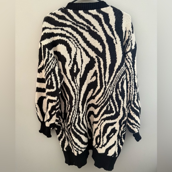 Black and White Animal Print Large Cardigan - Picture 6 of 6